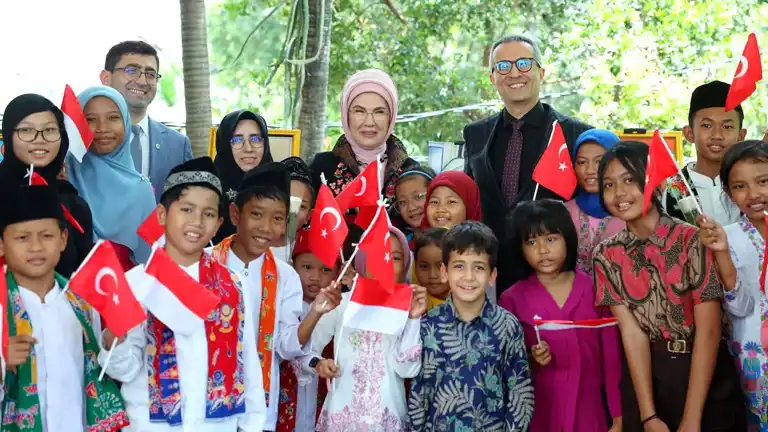 Emine Erdoğan, Cakarta'daki Yunus Emre Enstitüsü'nü Ziyaret Etti