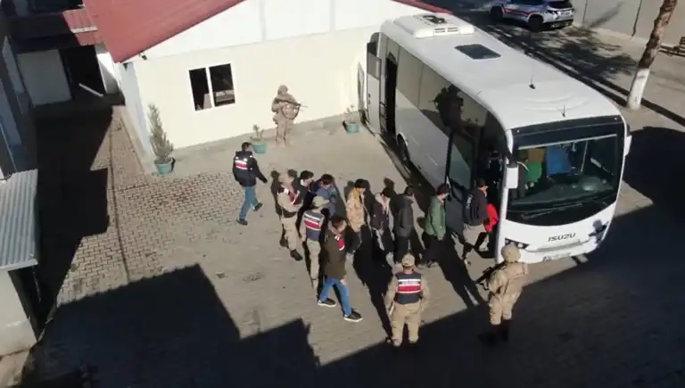 Büyük Göçmen Kaçakçılığı Operasyonu: 115 Şüpheli Yakalandı